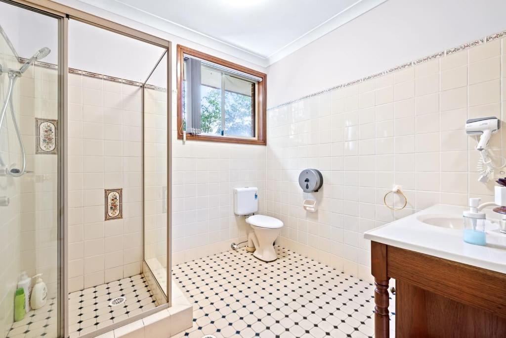 Tranquil Queen Room - Nearby Transport And Stores - Shared Bathroom Pymble Eksteriør billede