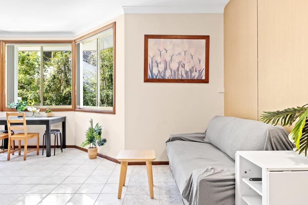 Tranquil Queen Room - Nearby Transport And Stores - Shared Bathroom Pymble Eksteriør billede