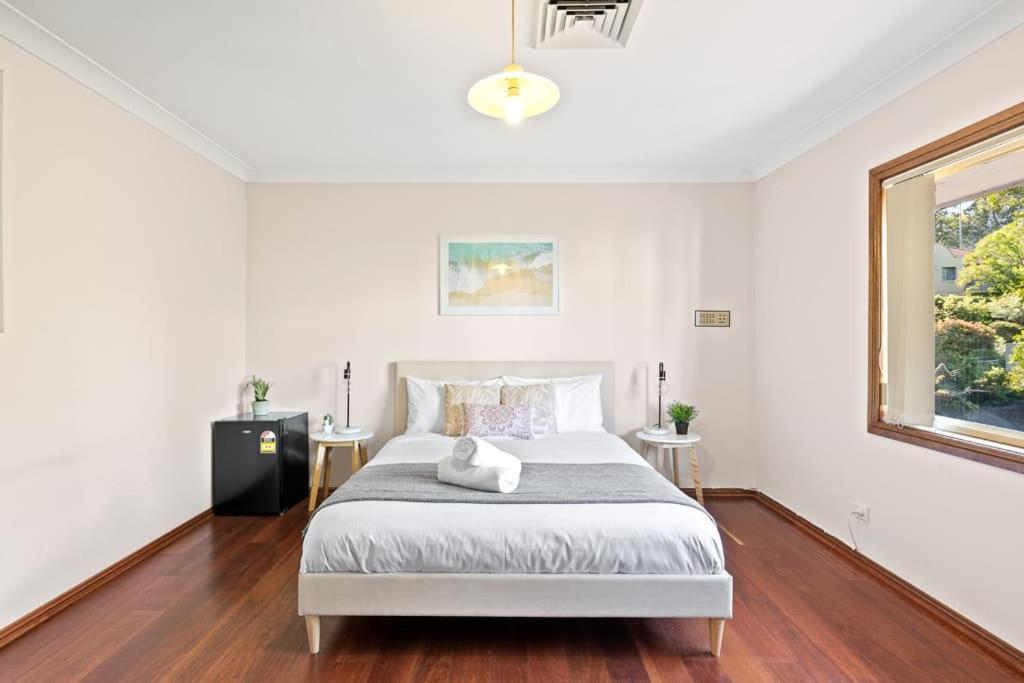 Tranquil Queen Room - Nearby Transport And Stores - Shared Bathroom Pymble Eksteriør billede